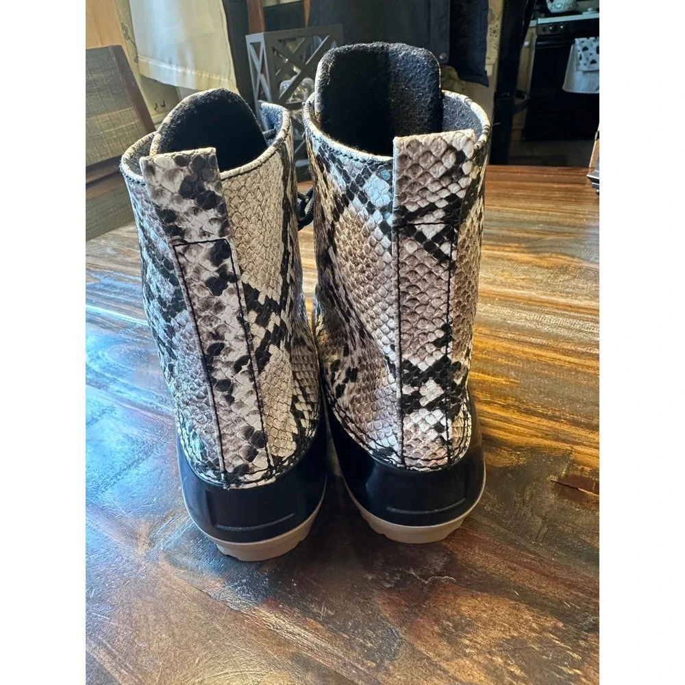 Yoki Womens Snakeskin Print Duck Boots Black Rubber Lace Up Ankle Rain Boots‎ 8